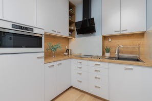 Microwave, cookware/dishes/utensils