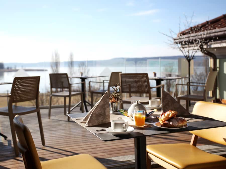 Dîner et souper servis sur place, restaurant en plein air