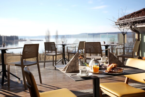 Déjeuner et dîner servis sur place, restauration en plein air