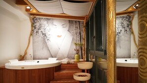Une salle de bain moderne avec deux grandes baignoires sur pieds, un escalier en bois et une grande fresque murale.