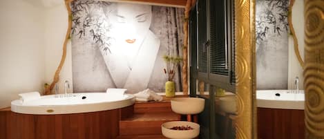 Un baño moderno con dos tinas independientes de gran tamaño, una escalera de madera y un mural grande en la pared.