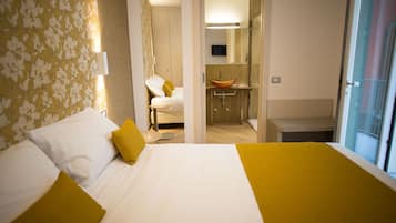 Classic Double or Twin Room | 1 bedroom, in-room safe, desk, laptop workspace