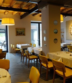 Lunch, dinner served; Italian cuisine, al fresco dining  - Hotel Ponti (Angera)