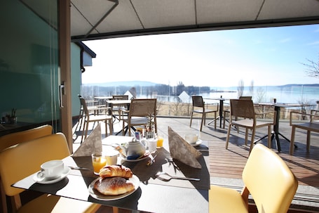 Se sirven comidas, cenas y cocina italiana con mesas al aire libre