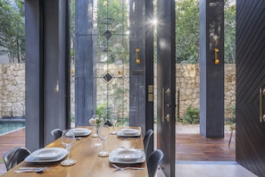 Deluxe Apartment | Dining room