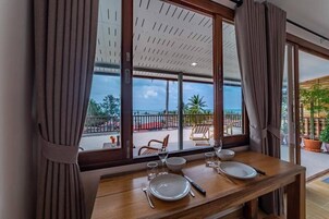 Deluxe Studio, Sea View | Living area