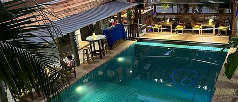 Una piscina al aire libre