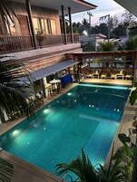 Una piscina al aire libre