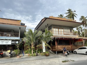 Front of property - Le Grand bleu Hotel (Ko Pha-ngan)