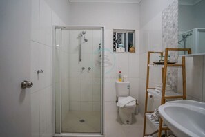 Comfort Apartment | Bathroom | Shower, free toiletries, hair dryer, towels - ZEN HIDEAWAY - Cozy 2BR Modern Unit (Alawa)