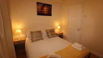 4 bedrooms, premium bedding, desk, soundproofing
