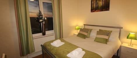 4 多间卧室、高档床上用品、办公桌、隔音