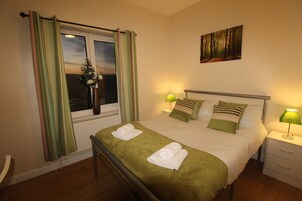 4 habitaciones, ropa de cama de alta calidad y escritorio 