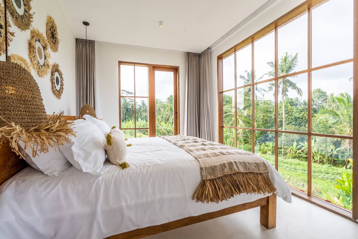 2 bilik tidur, peti besi dalam bilik, meja, ruang kerja komputer riba