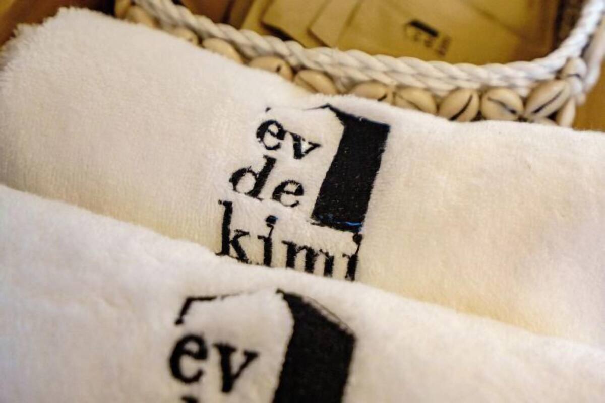 Badkamervoorzieningen | Een bad/douchecombinatie, een regendouche, gratis toiletartikelen