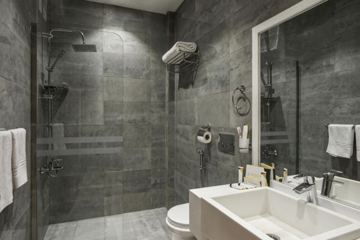 Ein modernes Badezimmer mit Dusche, Toilette und Waschbecken.