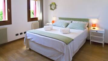 2 camere, una scrivania, ferro/asse da stiro, culla da viaggio