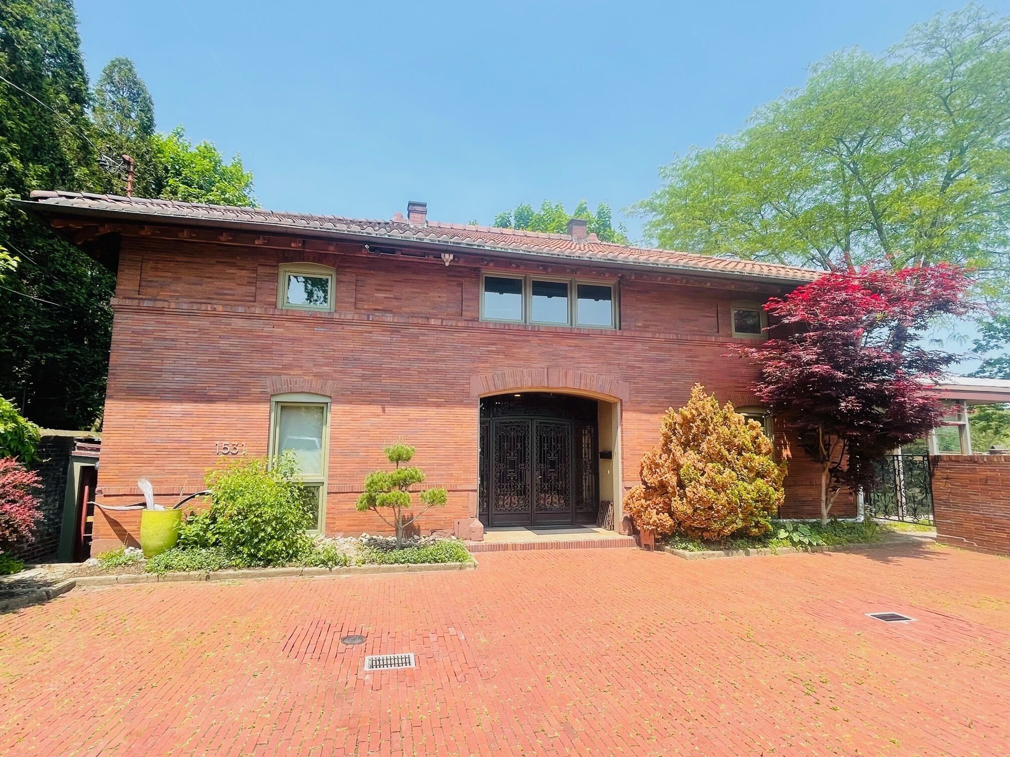 Tucked away in a Carriage House in the heart of Squirrel Hill!