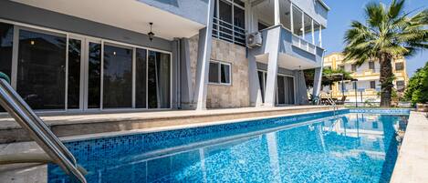 Piscina externa sazonal
