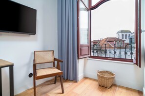 بديكورات فريدة لكل غرفة وطراز فريد لكل وحدة ومكواة/لوح كي