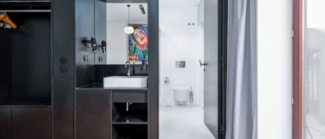 Queen Room with terrace | Bathroom | Eco-friendly toiletries, hair dryer, towels, soap