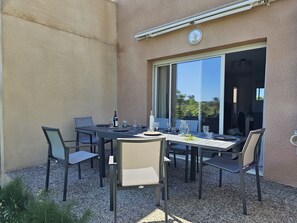 تناول الطعام بالخارج