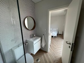 Douche, serviettes fournies, savon, shampoing