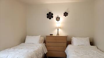 2 Schlafzimmer, Bügeleisen/Bügelbrett, Bettwäsche