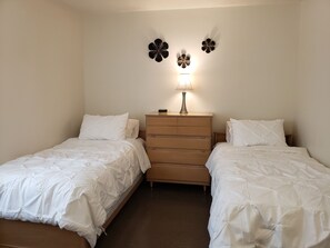 2 Schlafzimmer, Bügeleisen/Bügelbrett, Bettwäsche