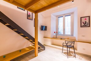 Klassiek appartement | Woonruimte | Een 35-inch televisie met digitale zenders