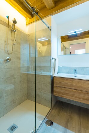 Estudio empresarial | Baño | Regadera, bidet, toallas 