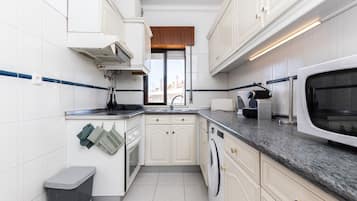 Een koelkast, een magnetron, een oven, een koffiezetapparaat/waterkoker