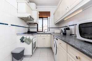 Fridge, microwave, oven, coffee/tea maker