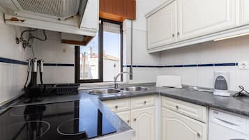 Een koelkast, een magnetron, een oven, een koffiezetapparaat/waterkoker