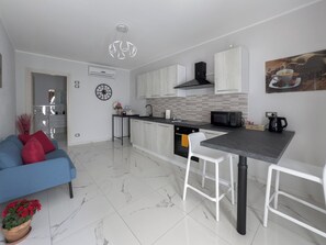 Réfrigérateur, micro-ondes, four, plaque de cuisson