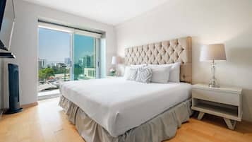 2 makuuhuonetta, työpöytä, silitysrauta/-lauta, vauvan matkasänky