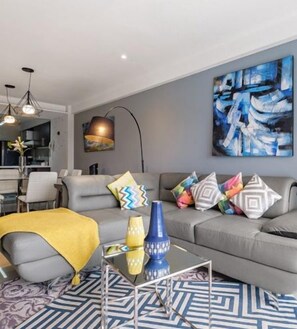 TV, offices - 2BR apartment with Jacuzzi - Pool - City Skyline (Mexico City)