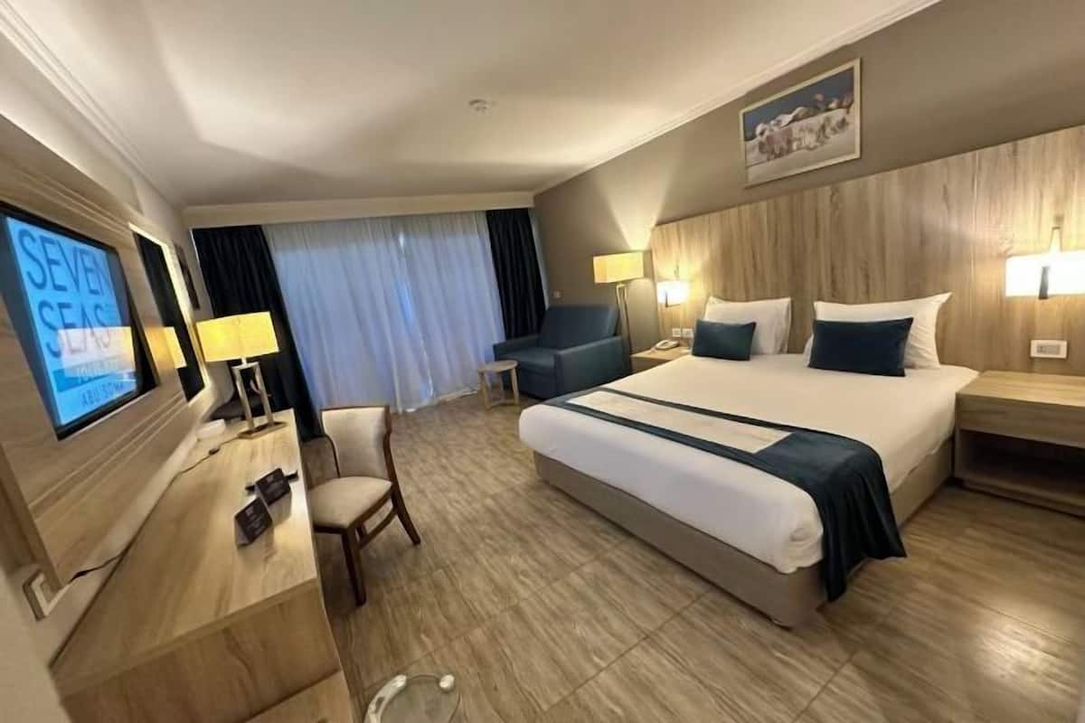 Premium bedding, free minibar, in-room safe, desk