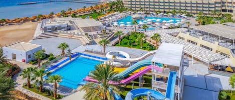 6 piscinas externas, barracas de cortesia, guarda-sóis