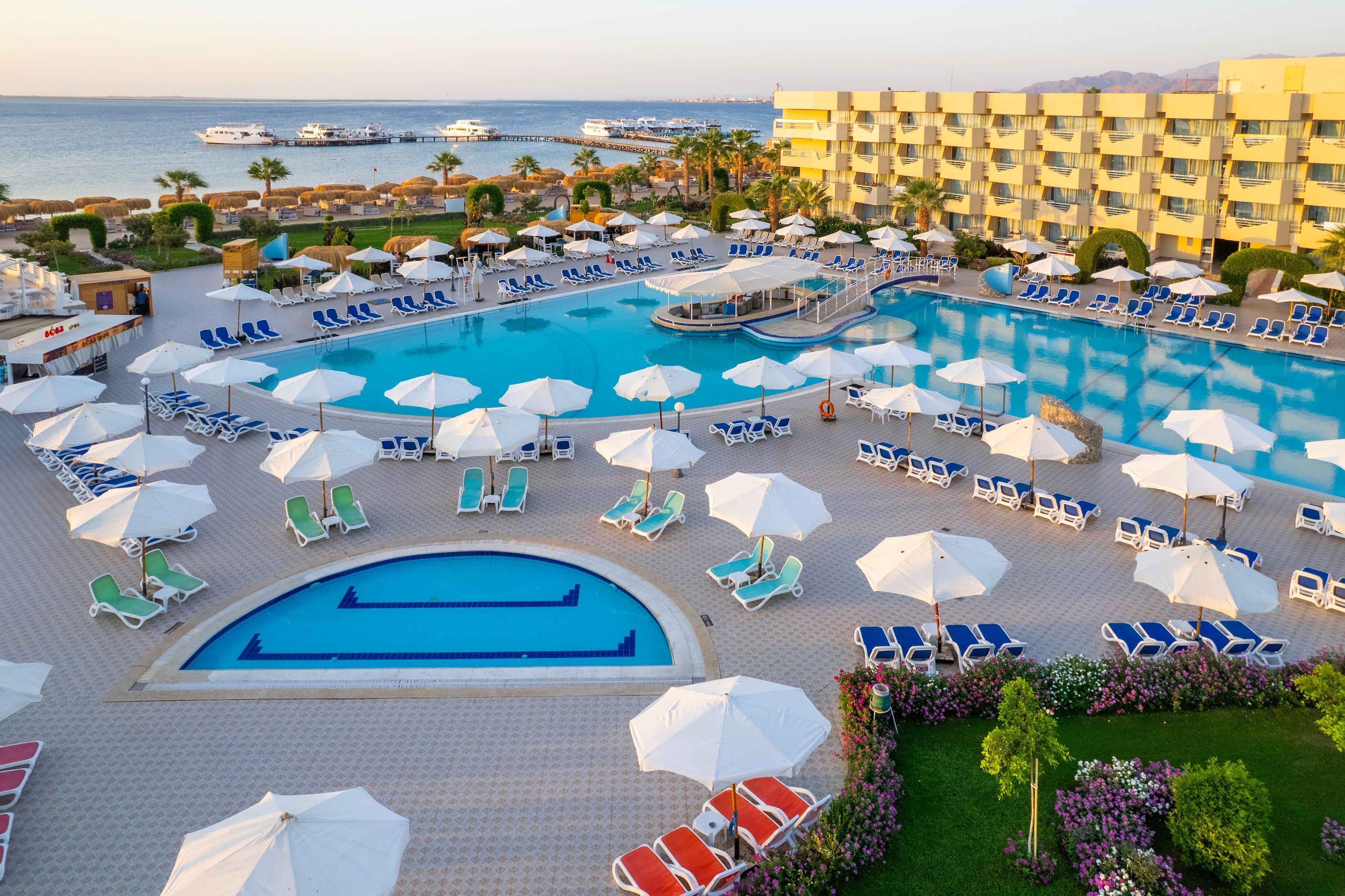 6 outdoor pools, free pool cabanas, pool umbrellas