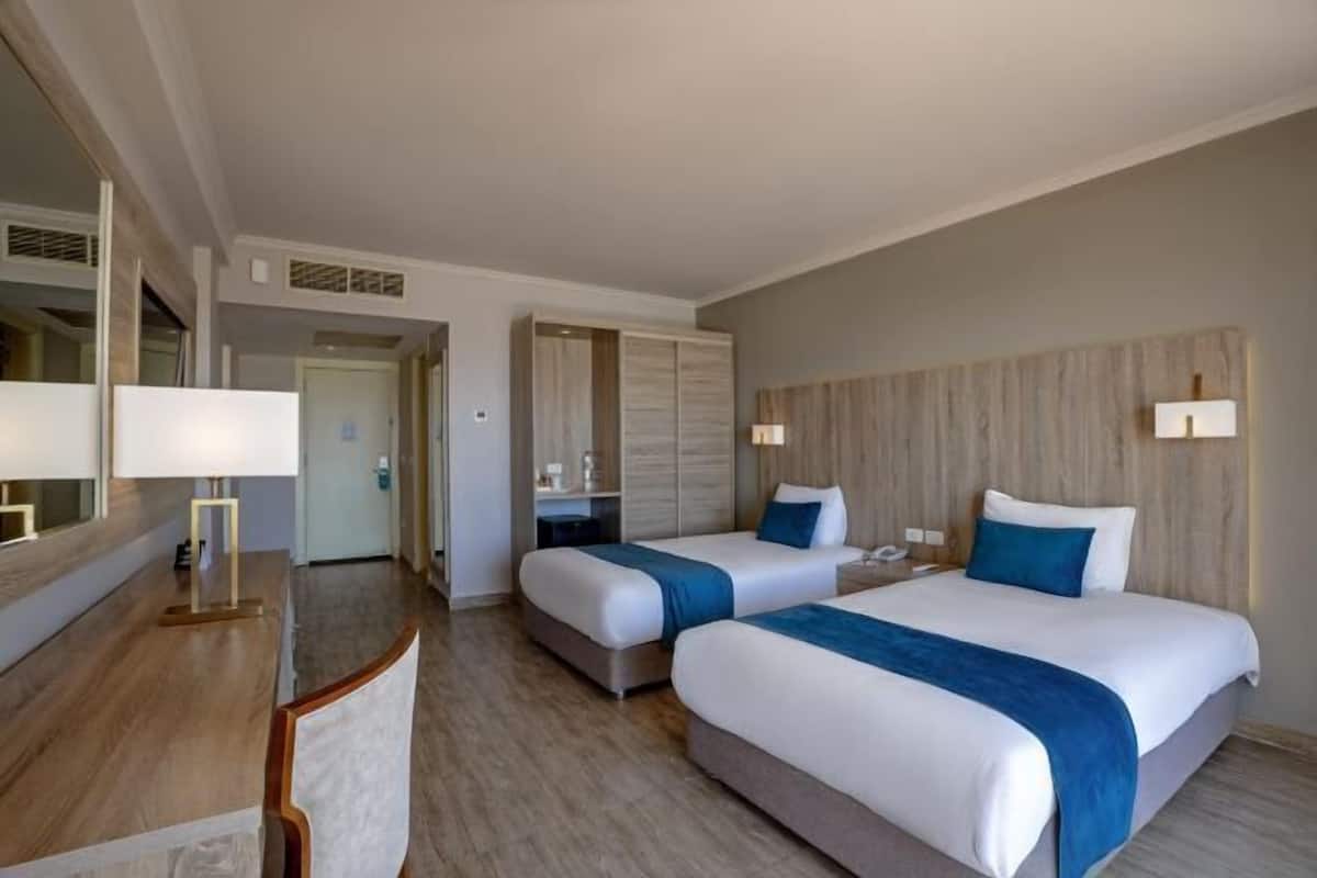 Premium bedding, free minibar, in-room safe, desk