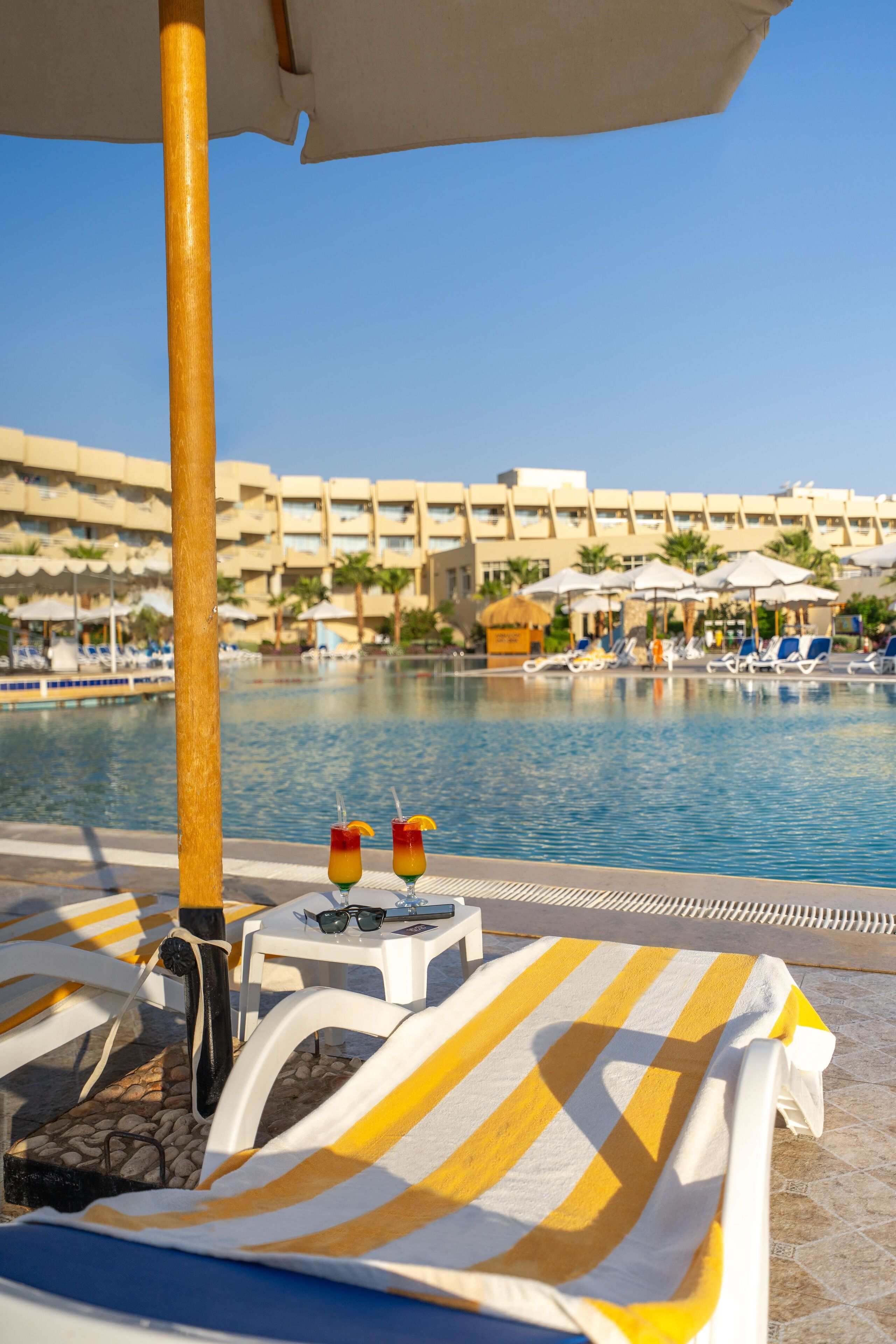 6 outdoor pools, free pool cabanas, pool umbrellas