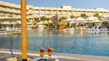 6 piscines extérieures, cabanons gratuits, parasols de plage