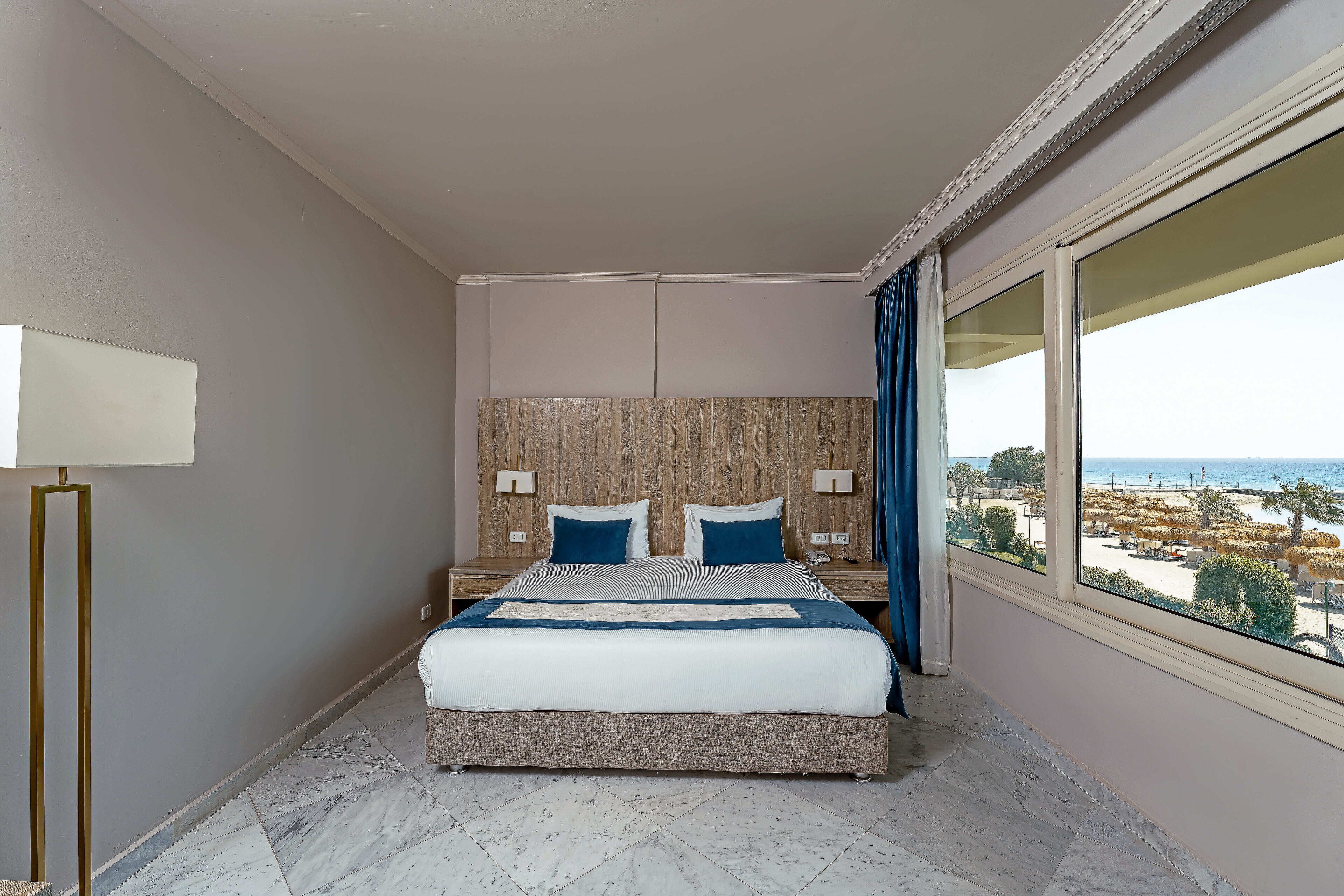 Habitación junior, 2 habitaciones | Ropa de cama de alta calidad y minibar con artículos gratuitos