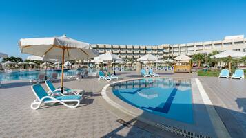6 outdoor pools, free cabanas, pool umbrellas