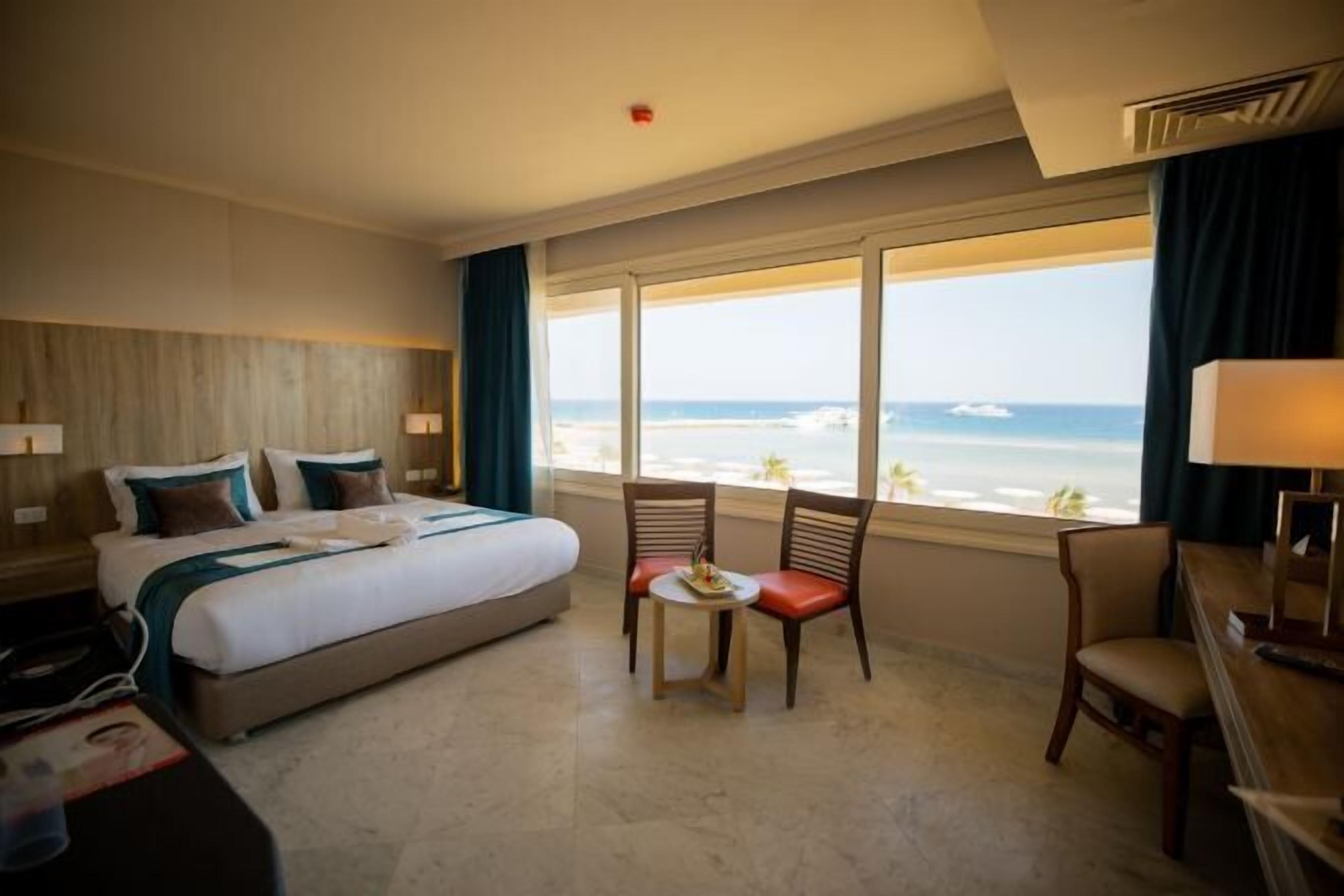 Ropa de cama de alta calidad y minibar con artículos gratuitos