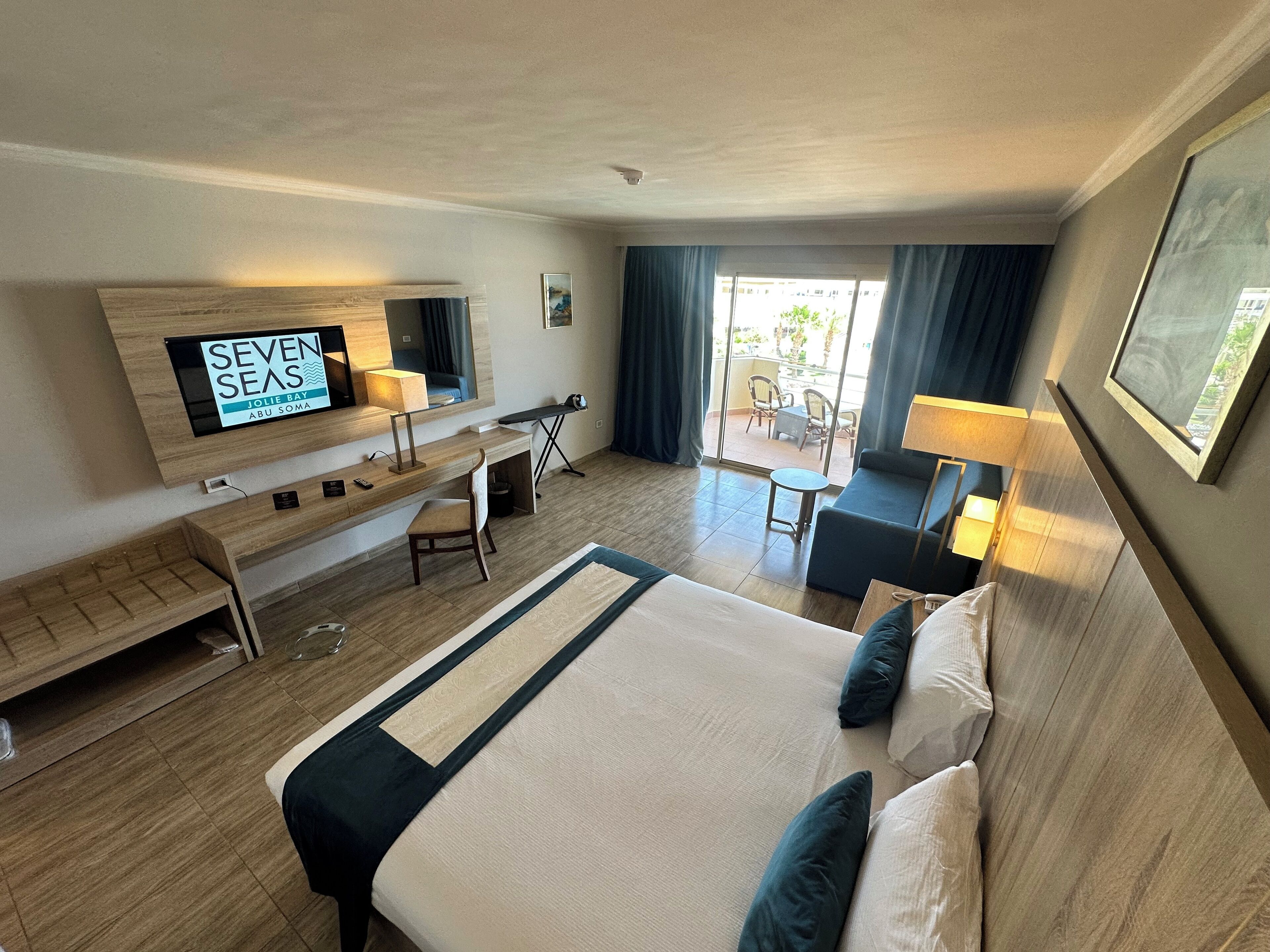 Habitación de luna de miel, 1 cama de matrimonio grande, vistas al complejo turístico | Ropa de cama de alta calidad y minibar con artículos gratuitos