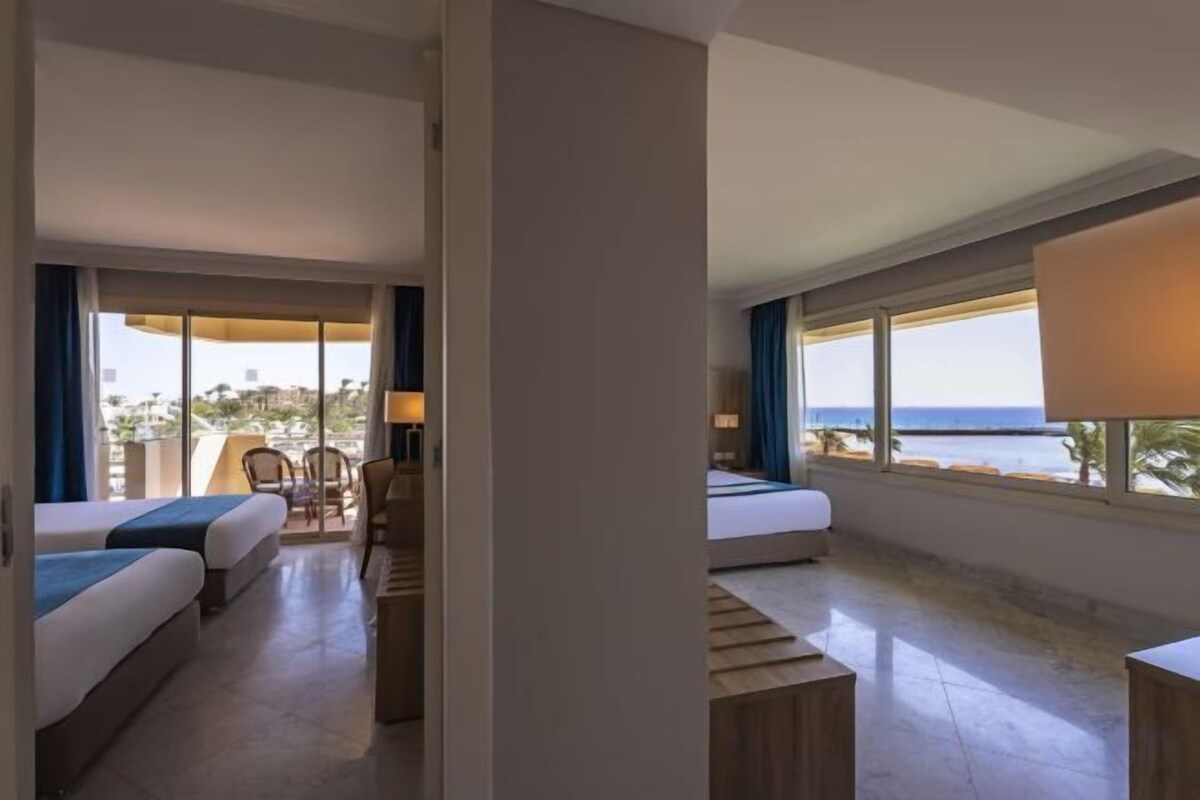 Premium bedding, minibar (free items), in-room safe, desk