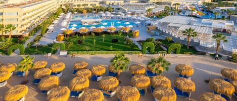 6 buitenzwembaden, gratis zwembadcabana's en parasols bij het zwembad