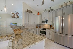 Réfrigérateur, micro-ondes, lave-vaisselle, cafetière/bouilloire